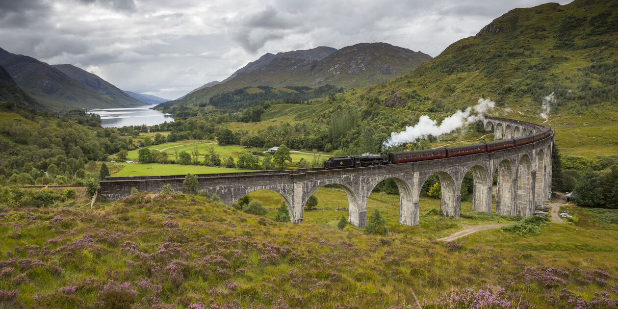 Train à vapeur passant sur un viaduc - Ecosse - Royaume-Uni